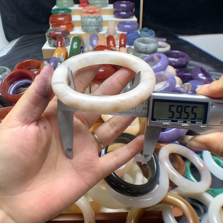 未镶嵌手镯石英质玉