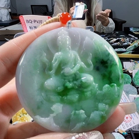 翡翠未镶嵌颈饰一个