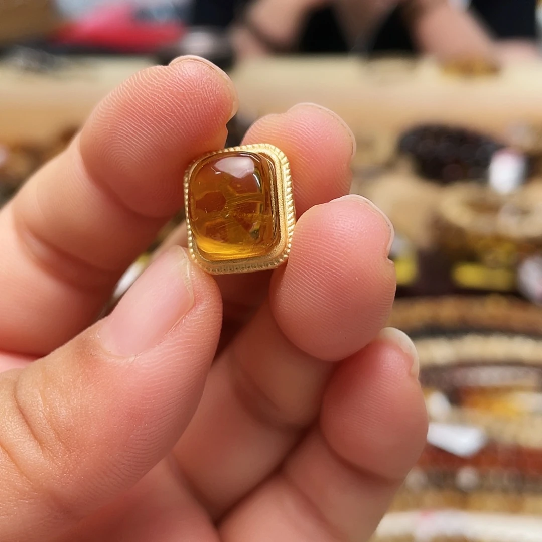 神****未镶嵌琥珀裸石大