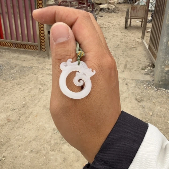 玉白雪公主草龙吊坠