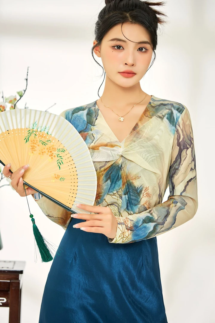【仿醋酸】晕染印花柔软弹力醋酸V领抽褶收腰显瘦洋气小衫24-1155