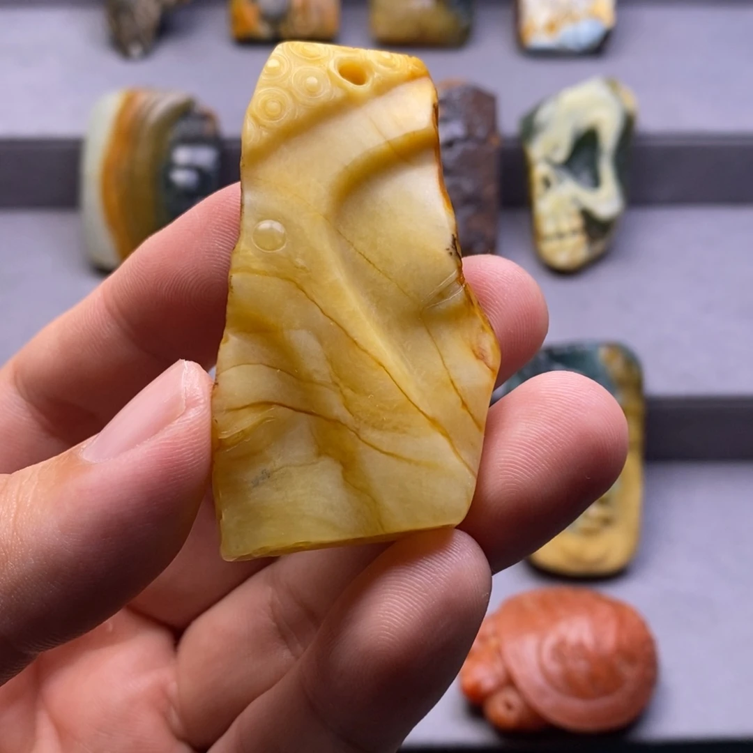 岫玉未镶嵌颈饰挂件