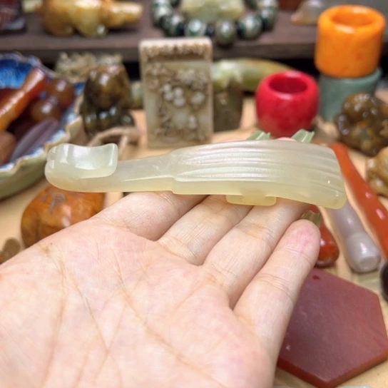 未镶嵌蛇纹石玉颈饰