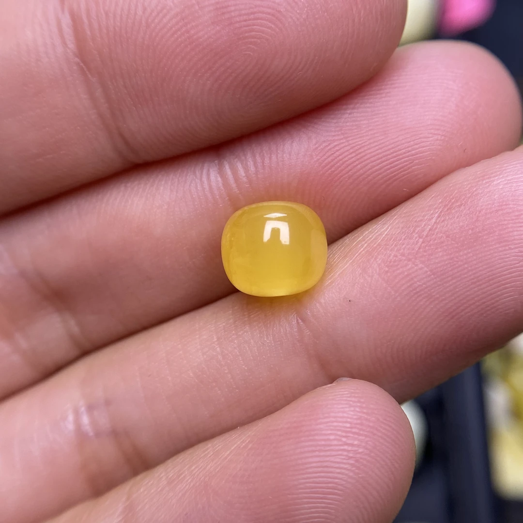 蜜蜡胶皮鸡油黄老型配饰8.4×7.4mm，颜色亮黄好看，保天然无优化，