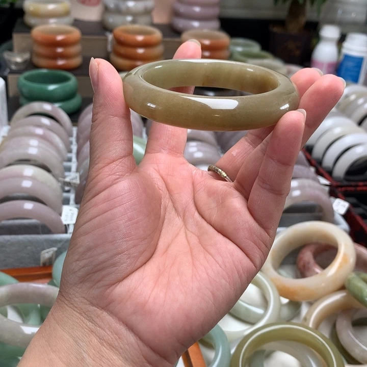 石英质玉未镶嵌手镯