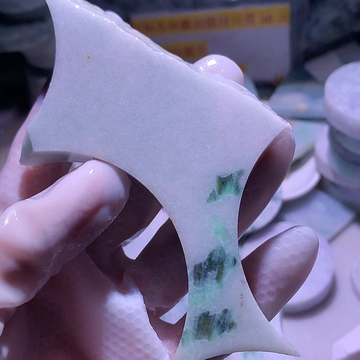翡翠未镶嵌颈饰边角料