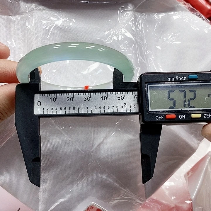 翡翠手镯未镶嵌12。