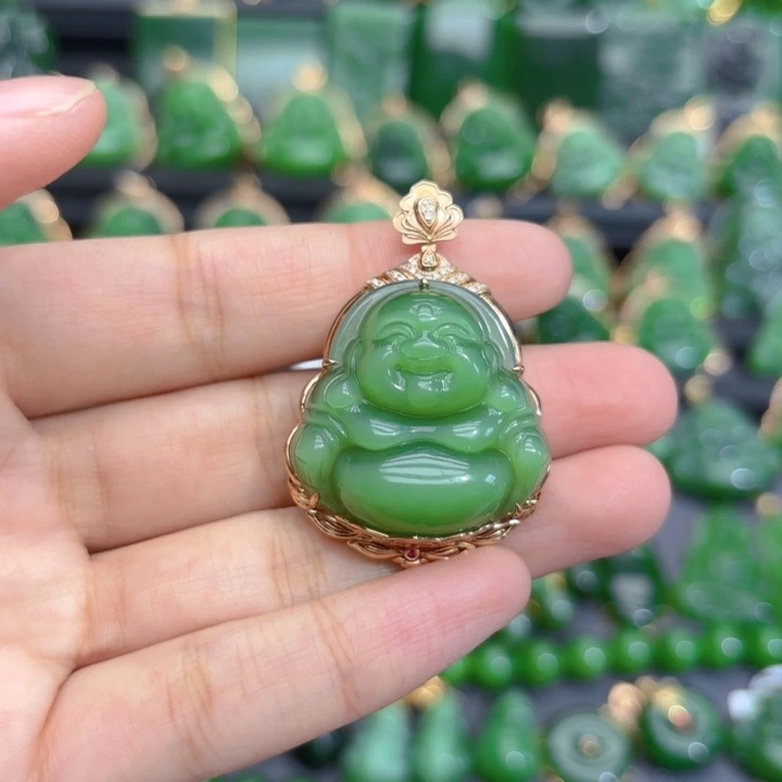 颈饰18K金镶嵌和田玉（碧玉）