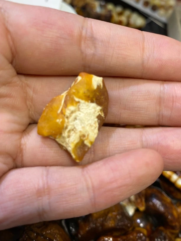 琥珀蜜蜡原石定制