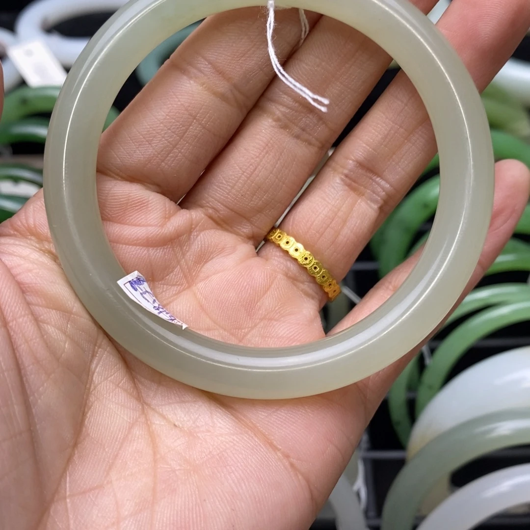 和田玉未镶嵌手镯