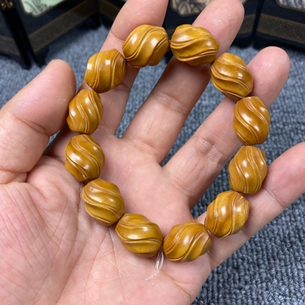 橄榄核雕刻 扭转乾坤