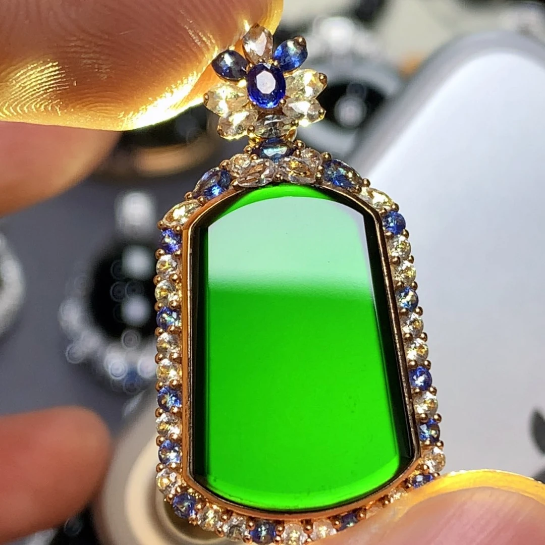 颈饰18K金镶嵌翡翠墨翠玻璃种无事牌