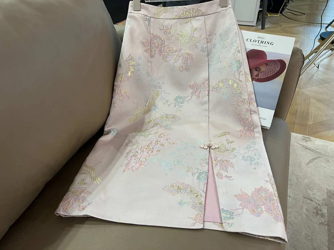 新中式国风半身裙女嫩粉色2025新款马面裙重工刺绣缎面包臀半裙