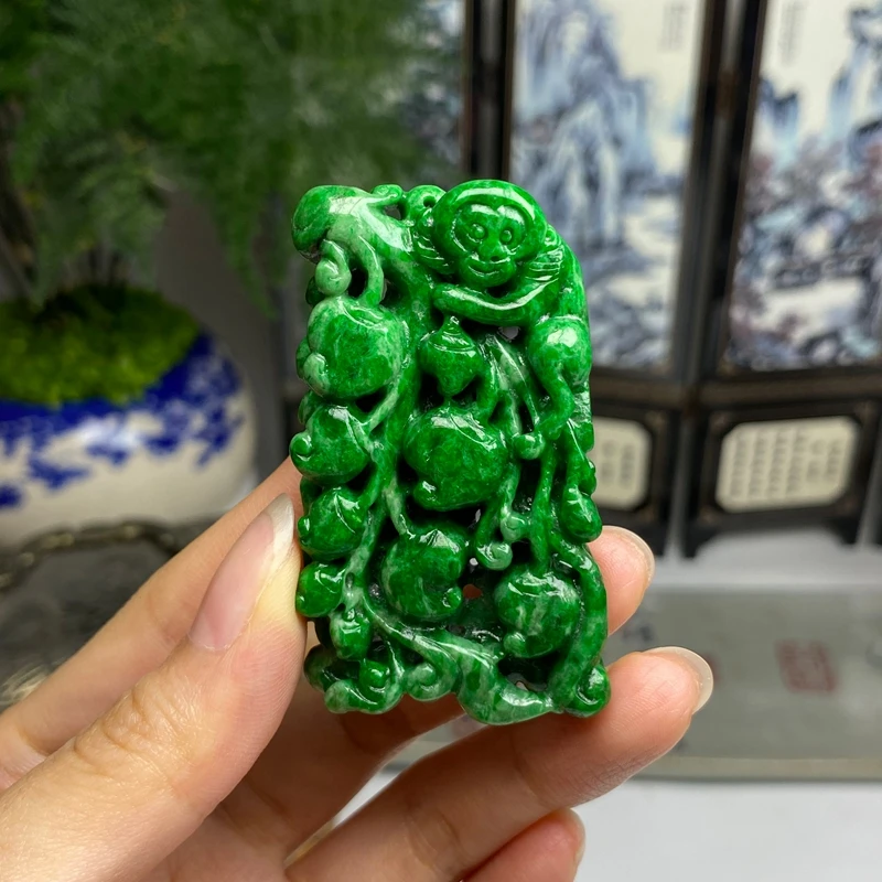 老料满绿辣色灵猴献瑞挂件 天然翡翠A货