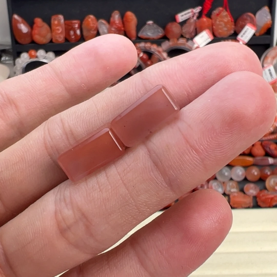 数***.南红玛瑙未镶嵌颈饰两颗