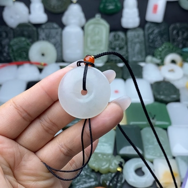 志***平石英质玉未镶嵌颈饰