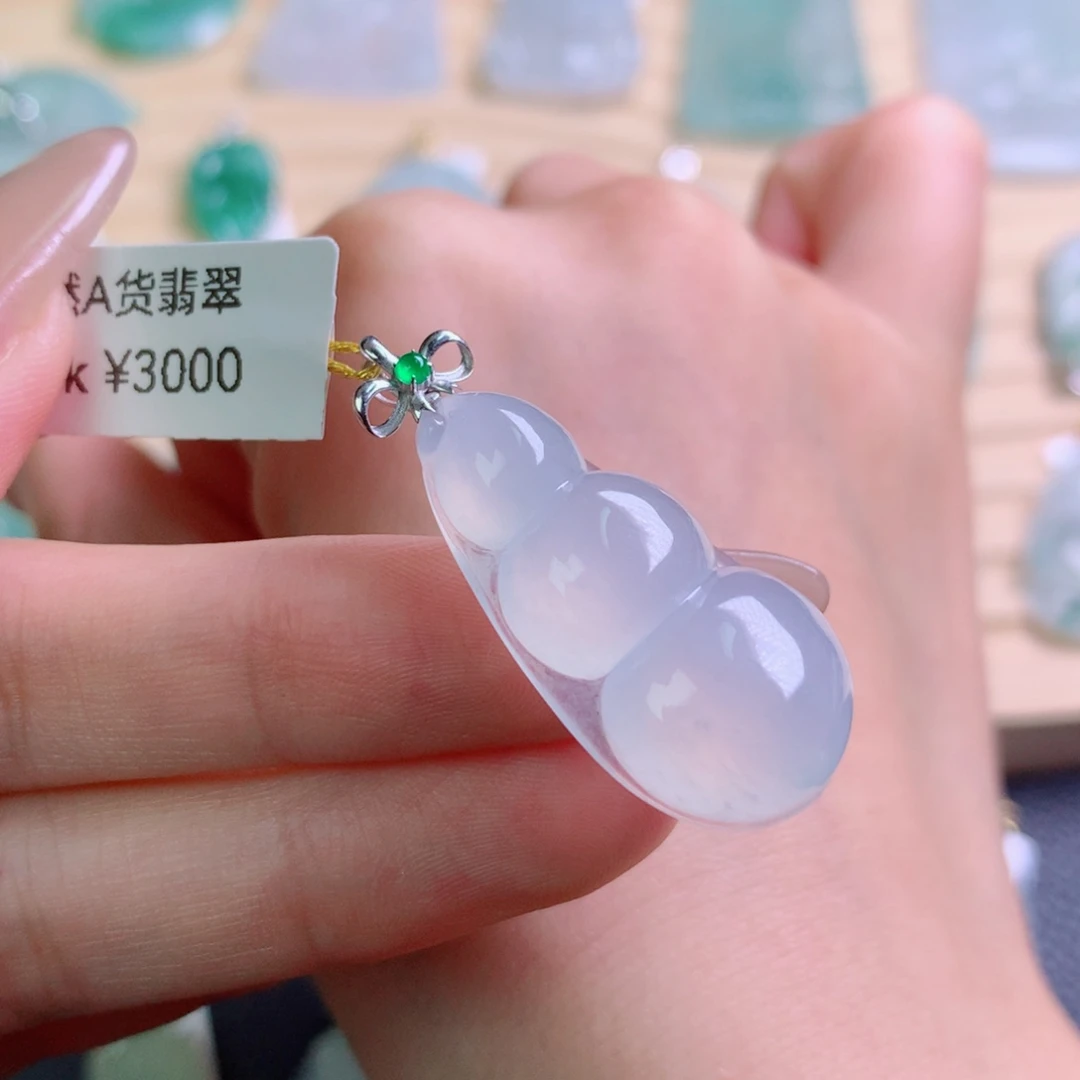 翡翠18K金镶嵌颈饰吊坠