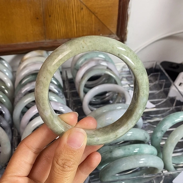 未镶嵌手镯翡翠58号。 60圈
