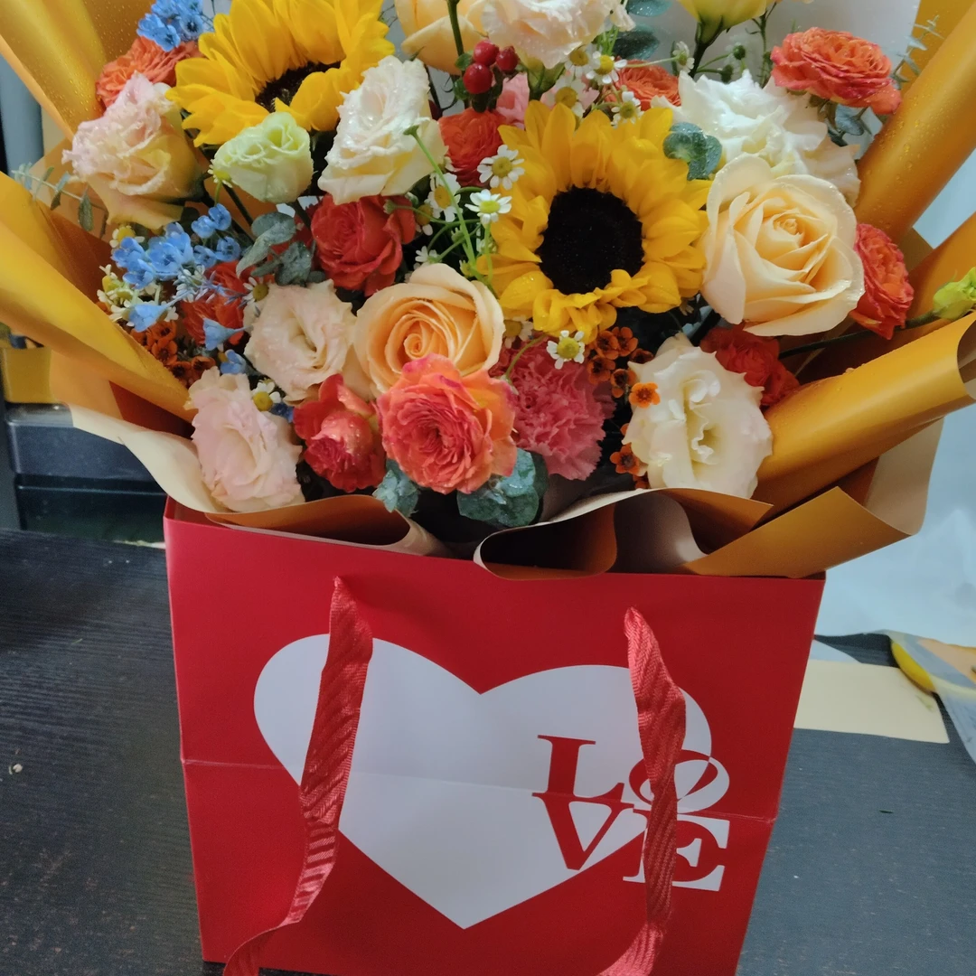 《未来可期》2朵向日葵加6朵香槟玫瑰花束