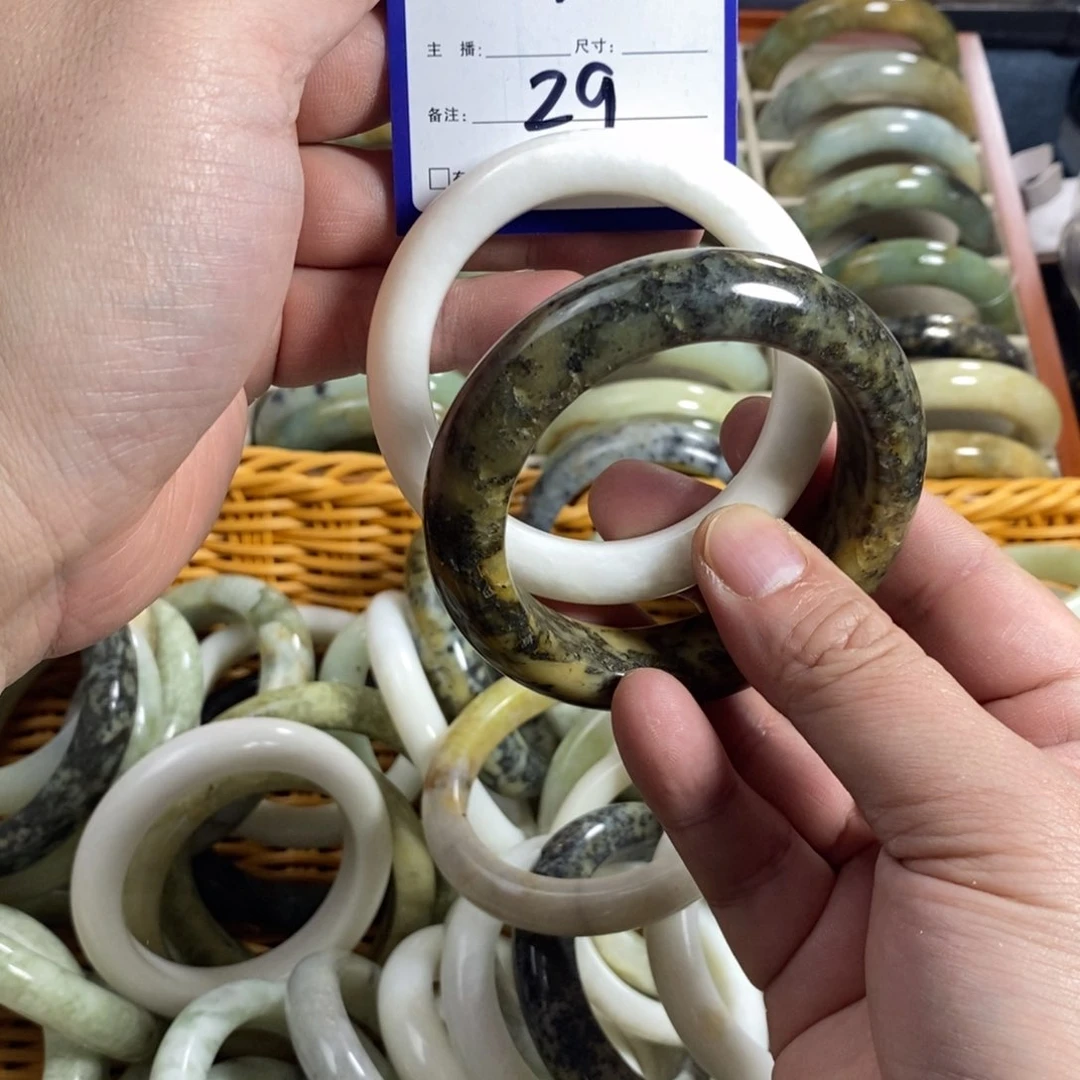 蛇纹石玉手镯未镶嵌张****?