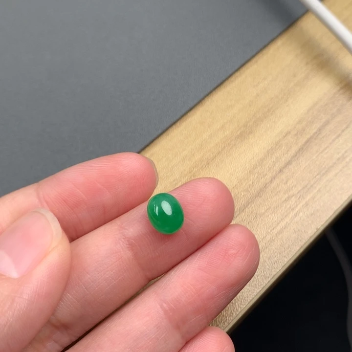 翡翠未镶嵌颈饰阳绿蛋