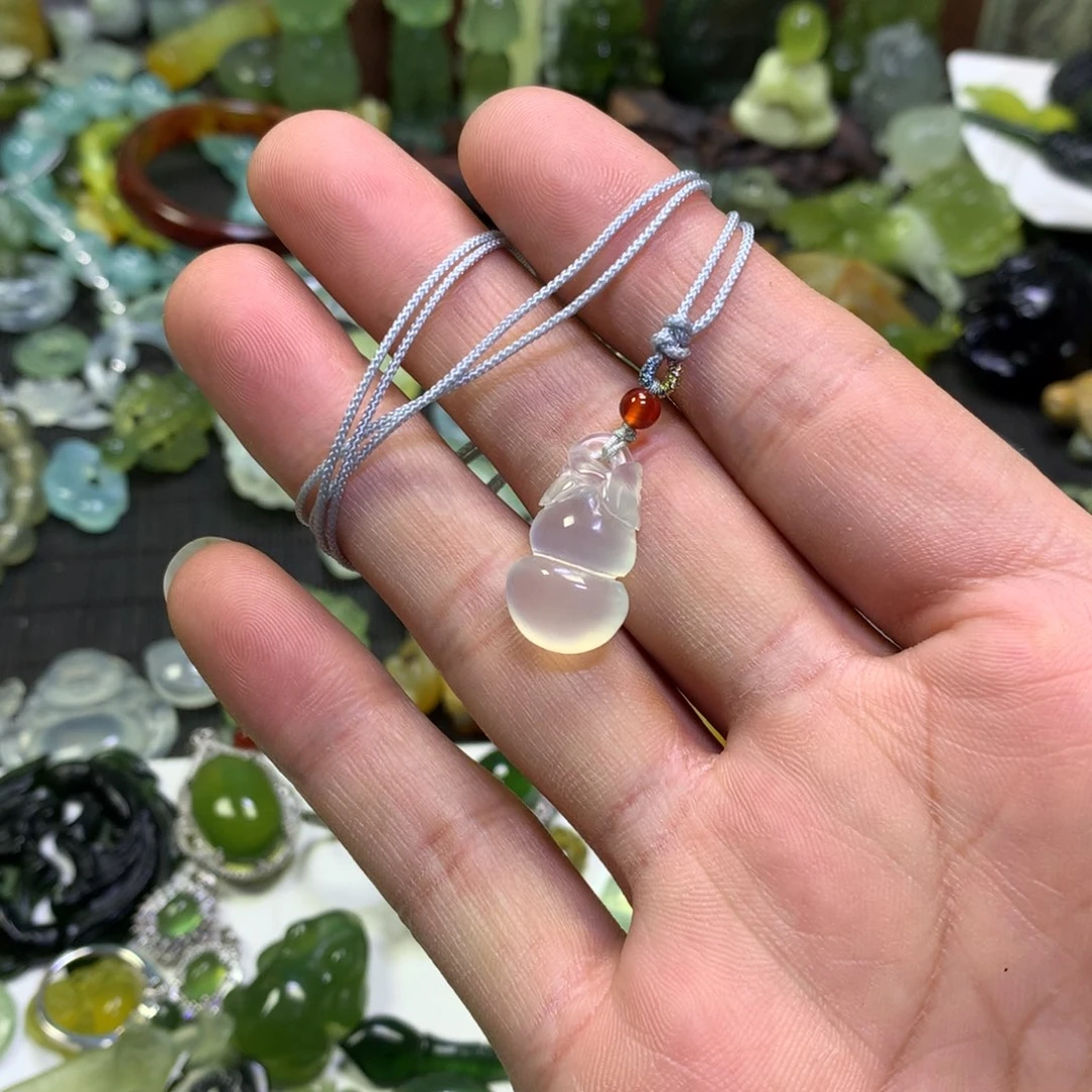 岫玉未镶嵌颈饰葫芦