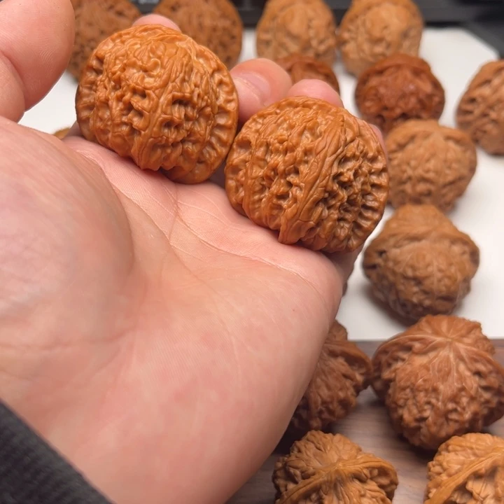 文玩核桃吊坠43前排白狮子