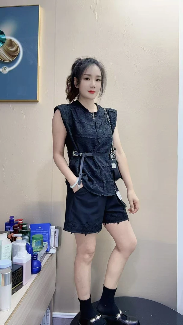 玲家精选8881款号设计感花边刺绣小衫