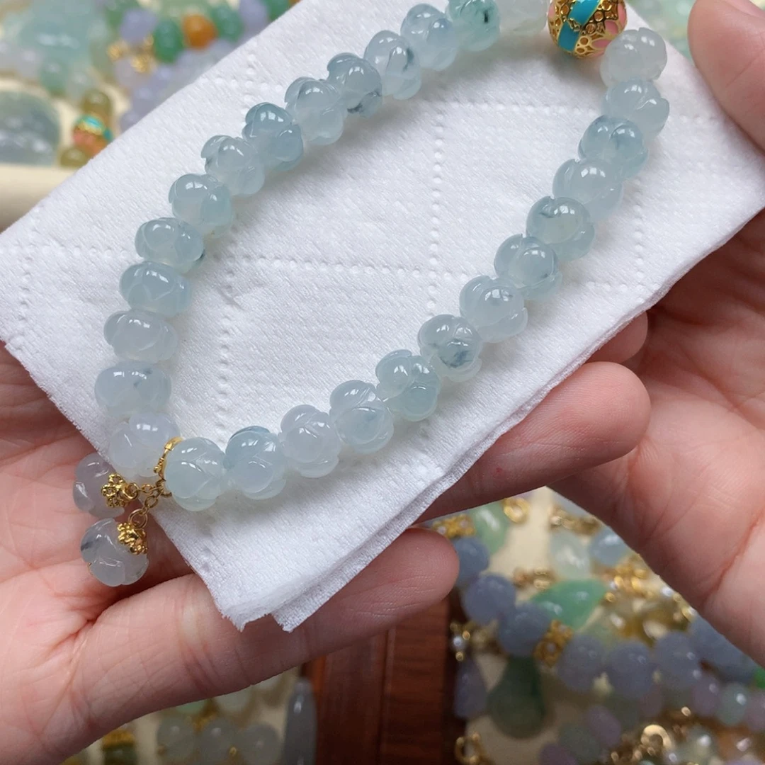 翡翠未镶嵌颈饰是