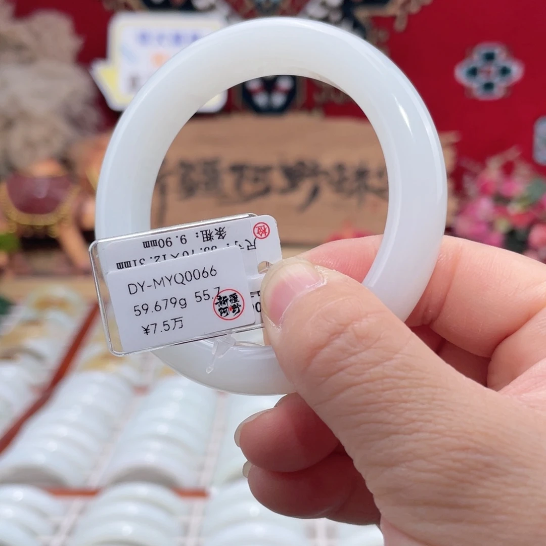 未镶嵌手镯和田玉天然优雅羊脂级且末老料底子细油