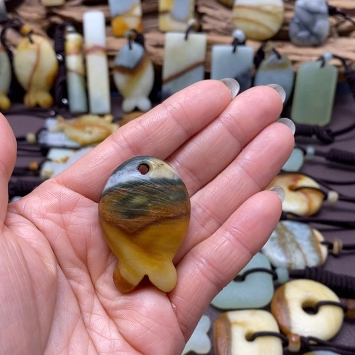 上***定蛇纹石玉未镶嵌颈饰