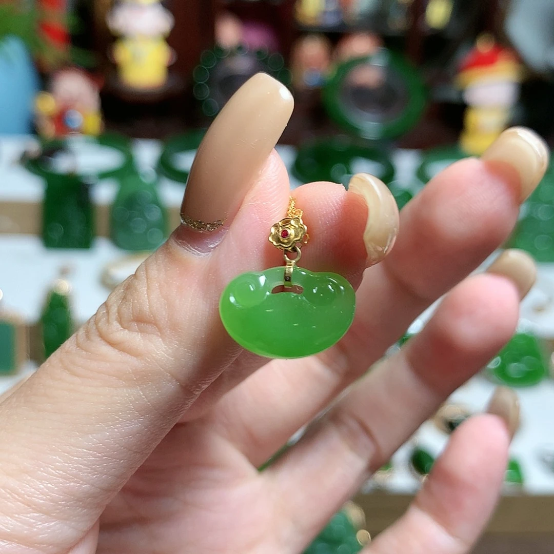 颈饰18K金镶嵌和田玉（碧玉）