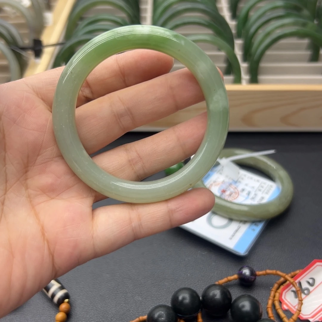 和田玉手镯未镶嵌梦****?55圈围C331瑕