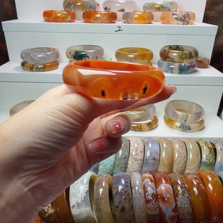 玛瑙/玉髓手镯未镶嵌如*?