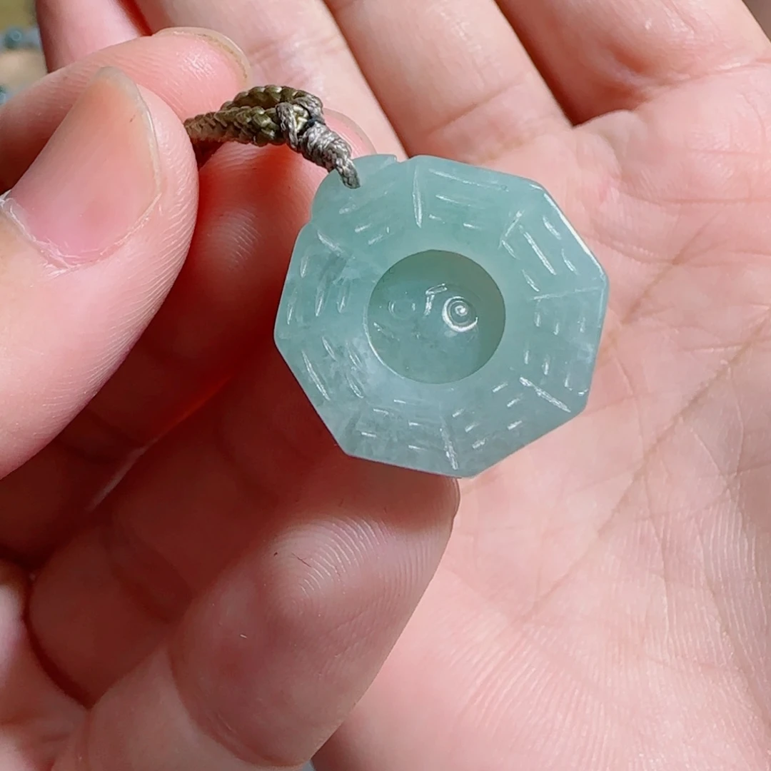 翡翠未镶嵌颈饰八卦