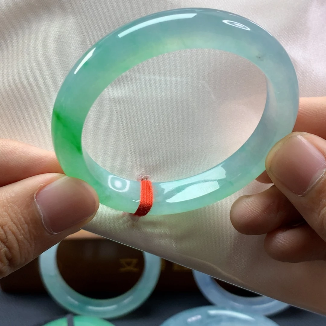 翡翠手镯未镶嵌正圈