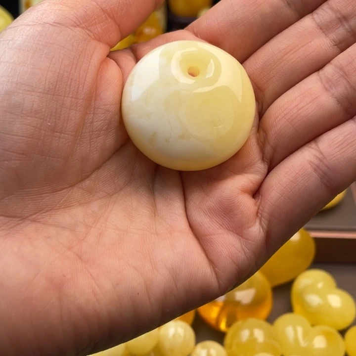 琥珀未镶嵌颈饰蜜蜡