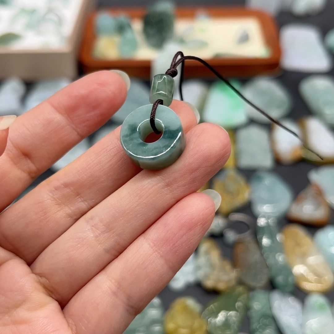 翡翠未镶嵌颈饰甜甜圈