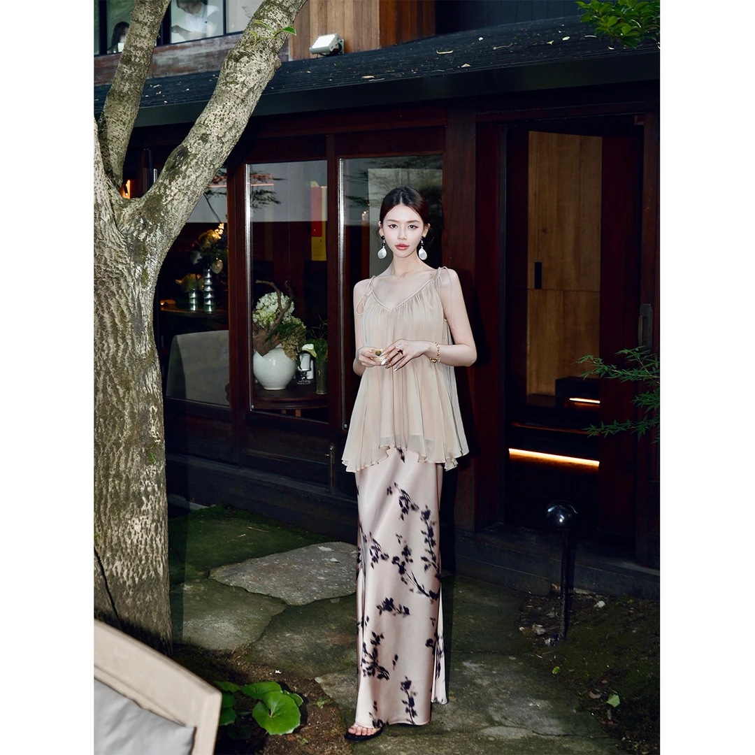 冯薪颖 时尚套装 温柔网纱上衣小吊带花影印花半裙套装 T506057