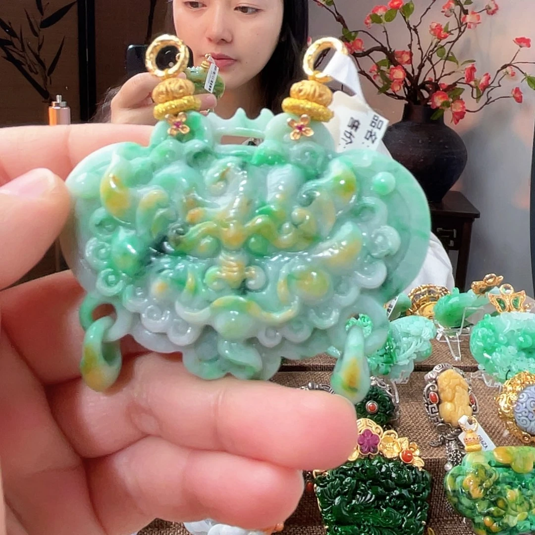 翡翠未镶嵌吊坠(赠链)