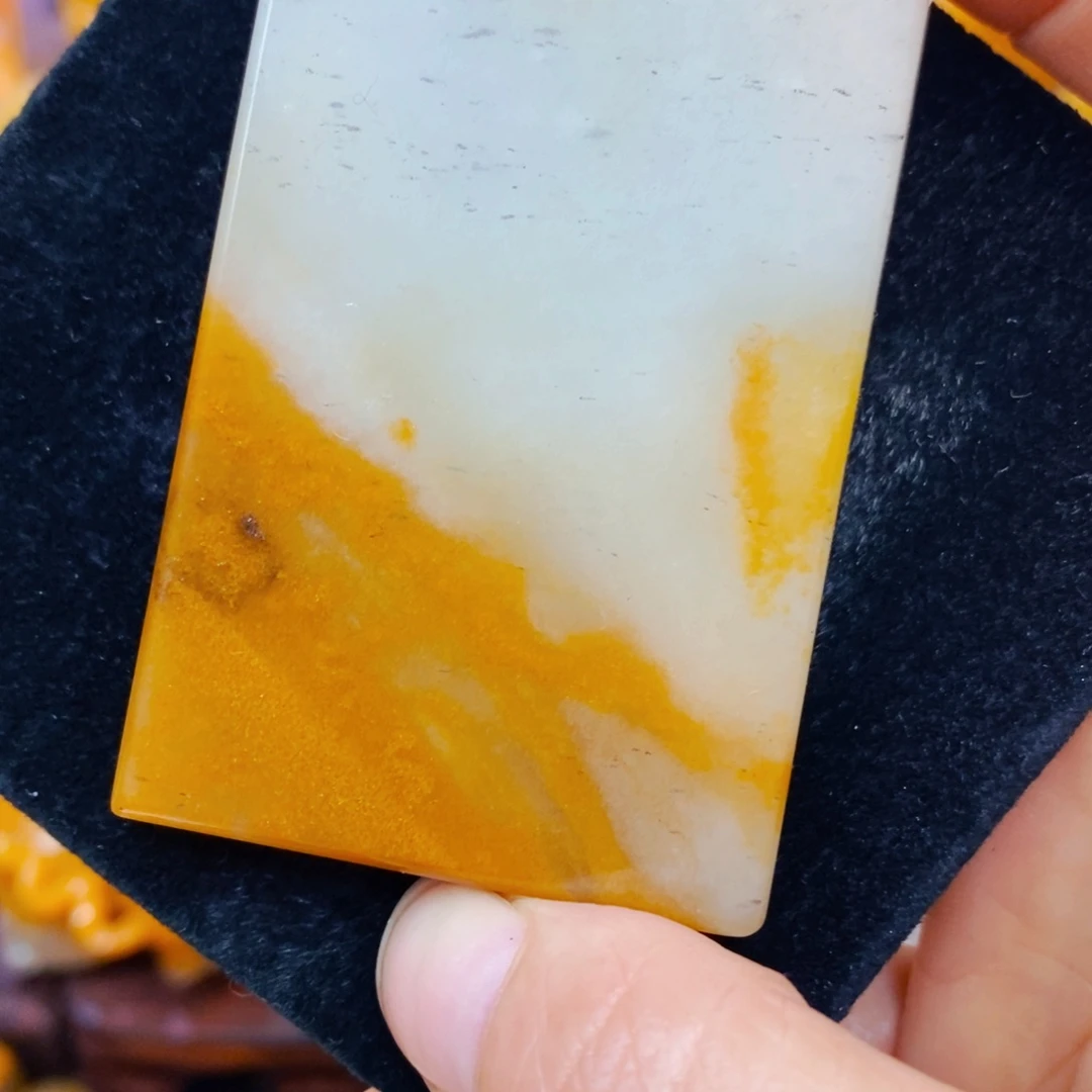 未镶嵌石英质玉（黄龙玉）颈饰