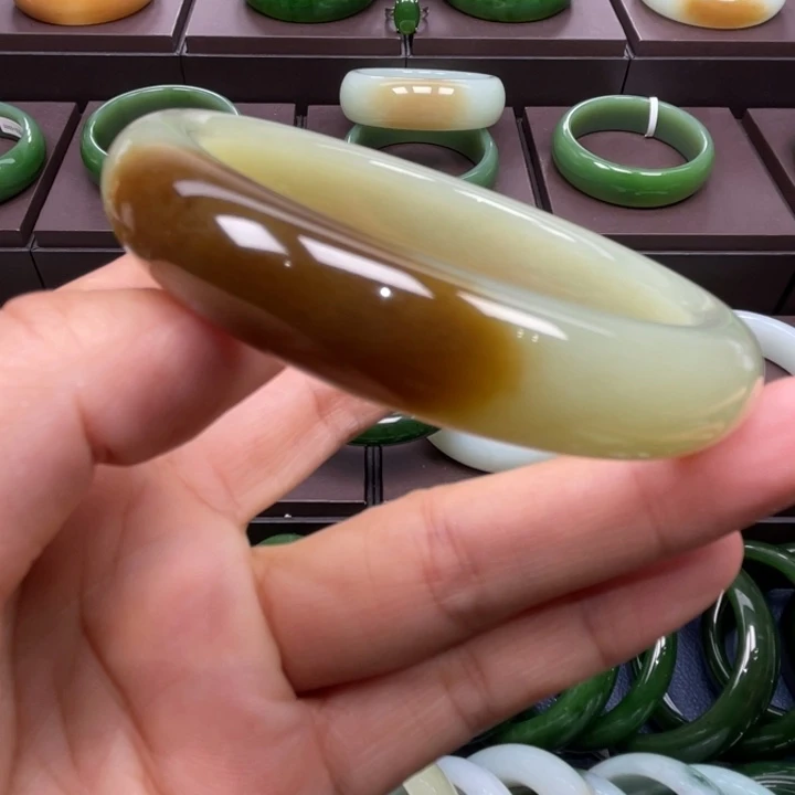 和田玉未镶嵌手镯