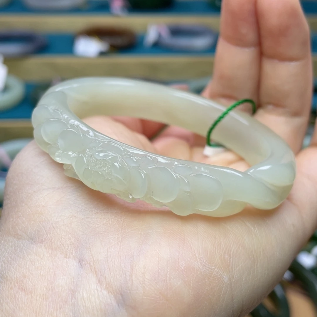 和田玉手镯56+圈口。编号27未镶嵌