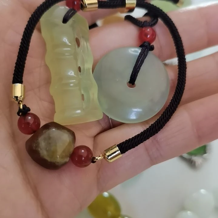未镶嵌蛇纹石玉吊坠