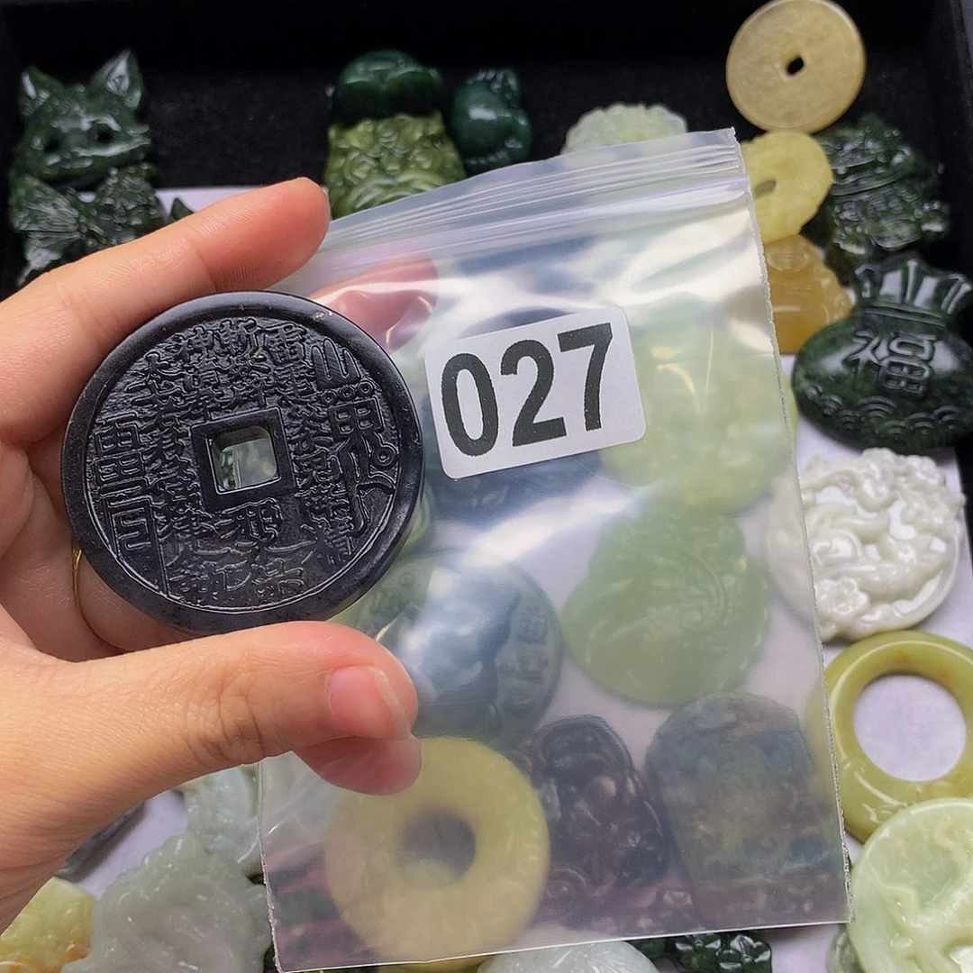 蛇纹石玉未镶嵌颈饰摘*