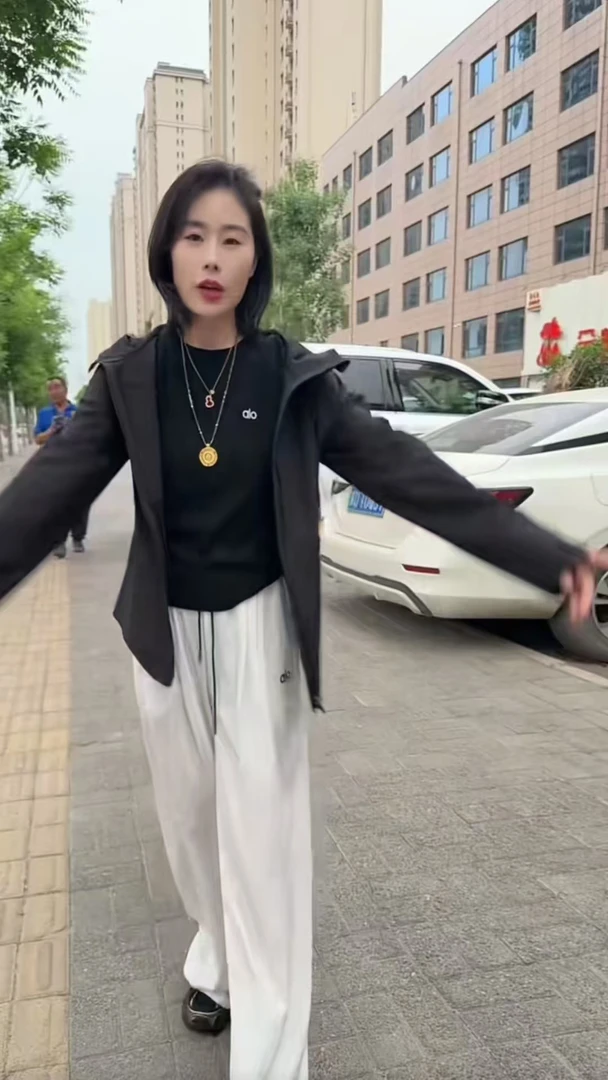 Miss Huo 刺绣小标直筒裤 B  681