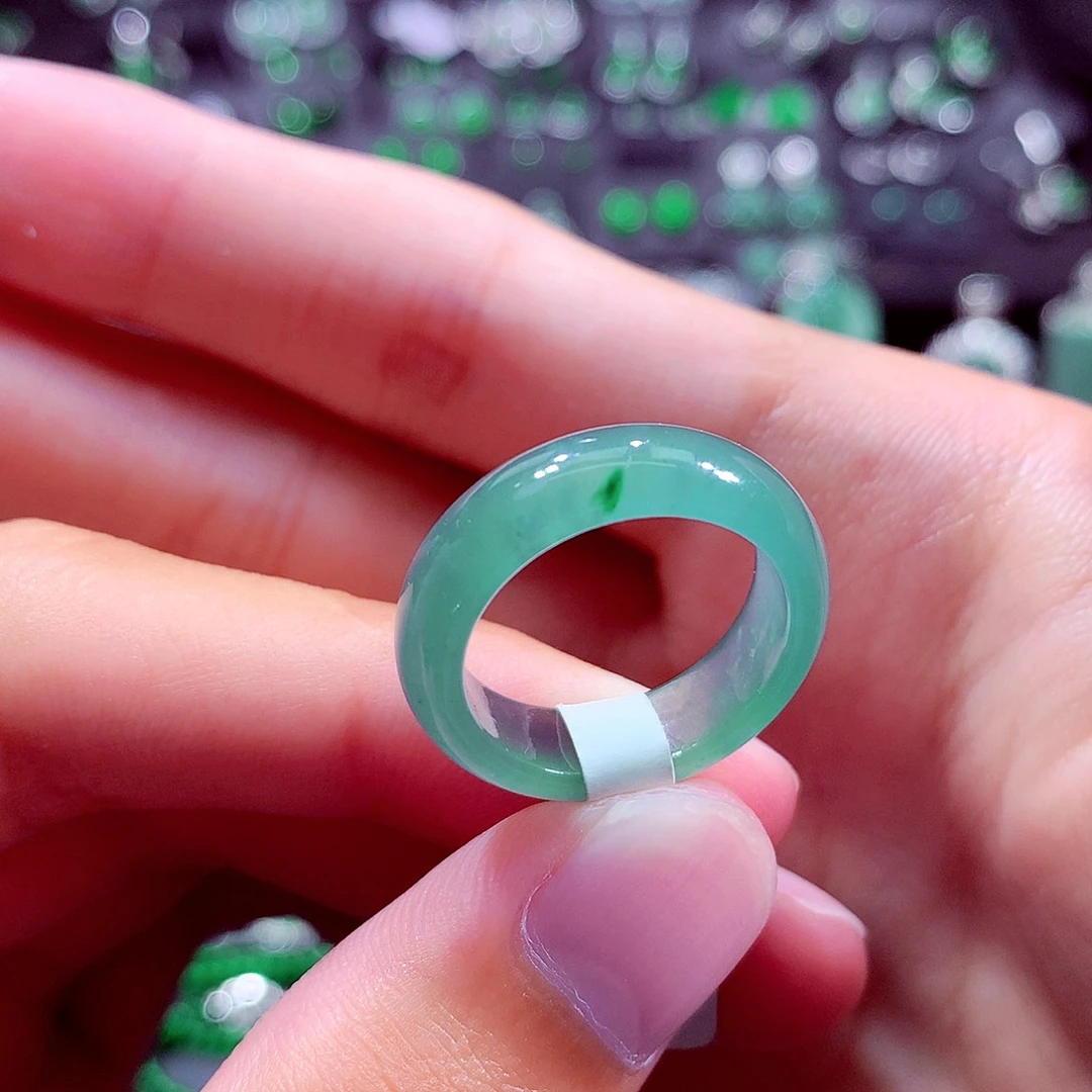 翡翠未镶嵌颈饰摩****滴戒指