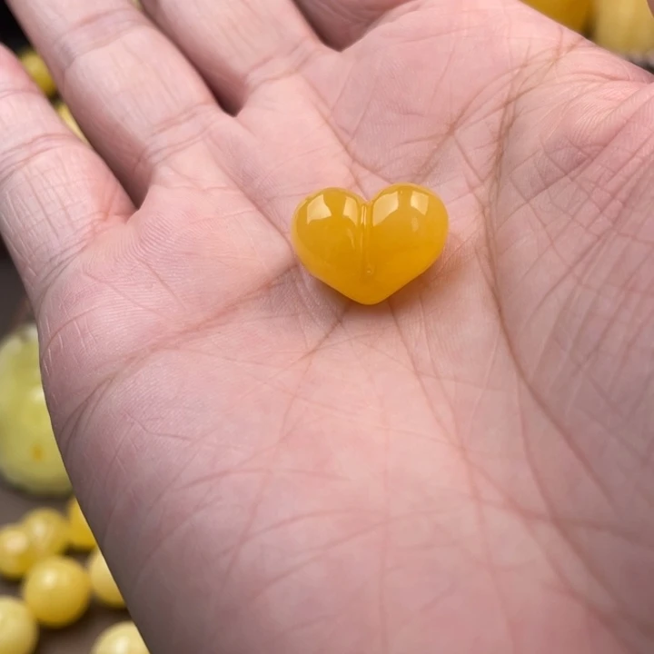 琥珀未镶嵌颈饰如图