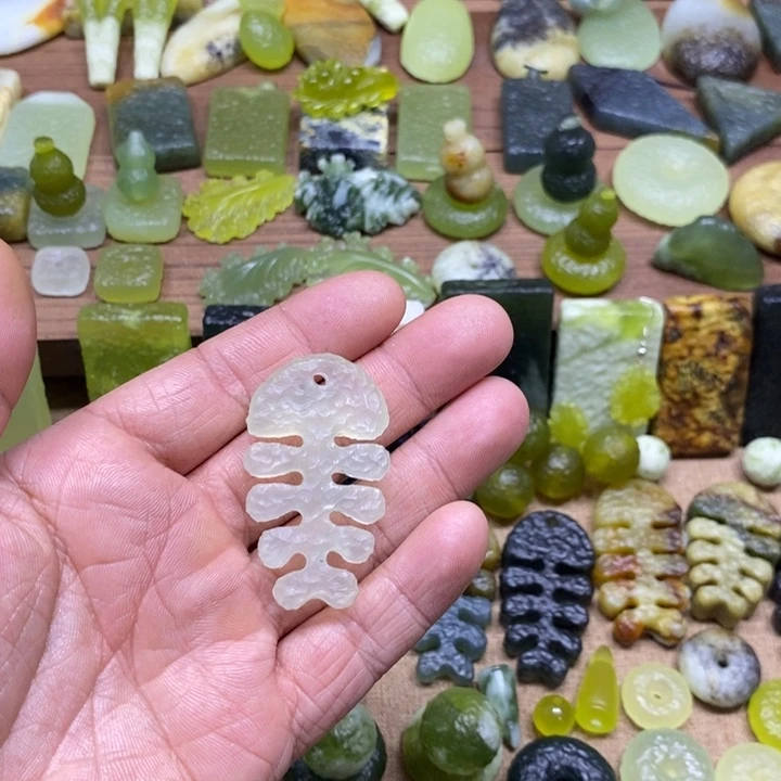 浮***丶蛇纹石玉未镶嵌颈饰