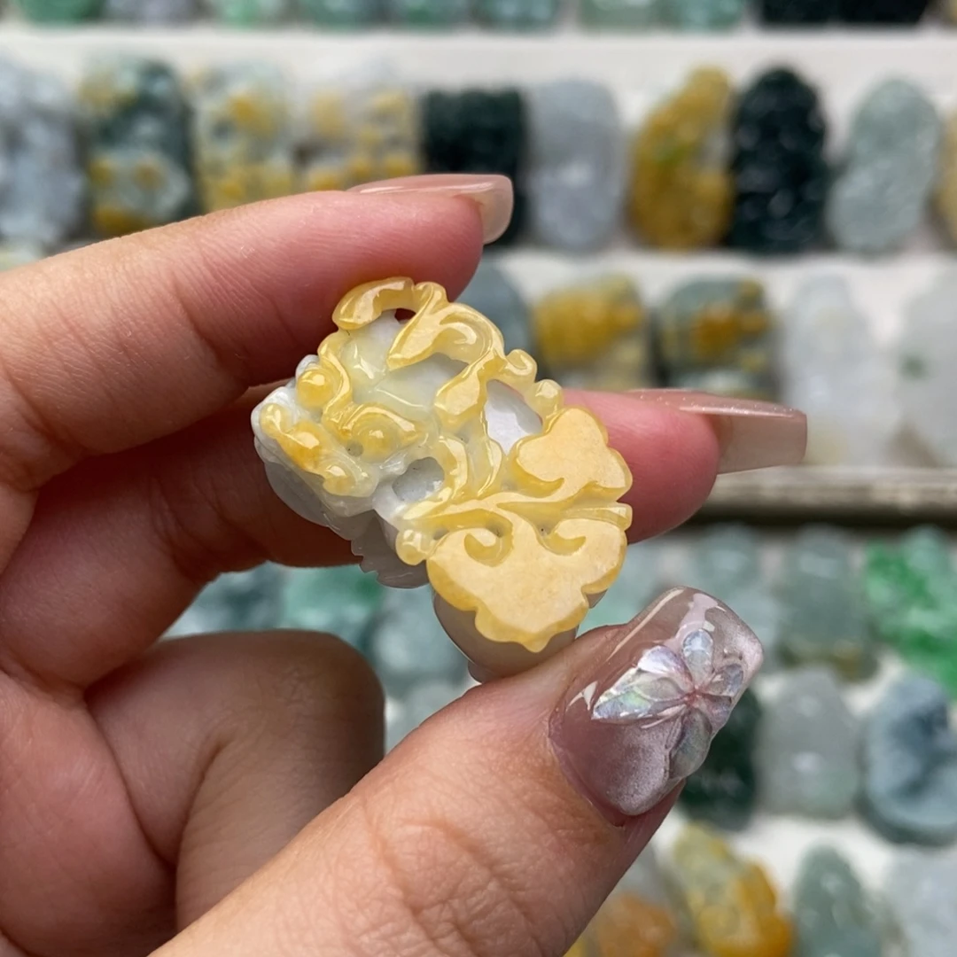 翡翠吊坠(赠链)未镶嵌